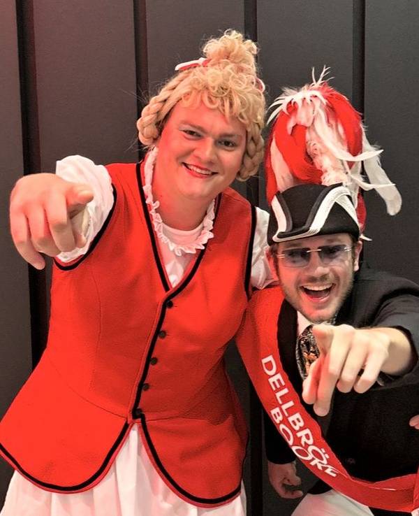 Kjell Jensen zusammen mit Tanzoffizier David Brühl im Kostüm.