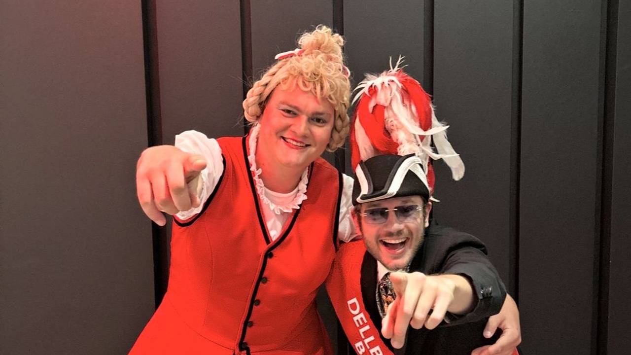 Kjell Jensen zusammen mit Tanzoffizier David Brühl im Kostüm.