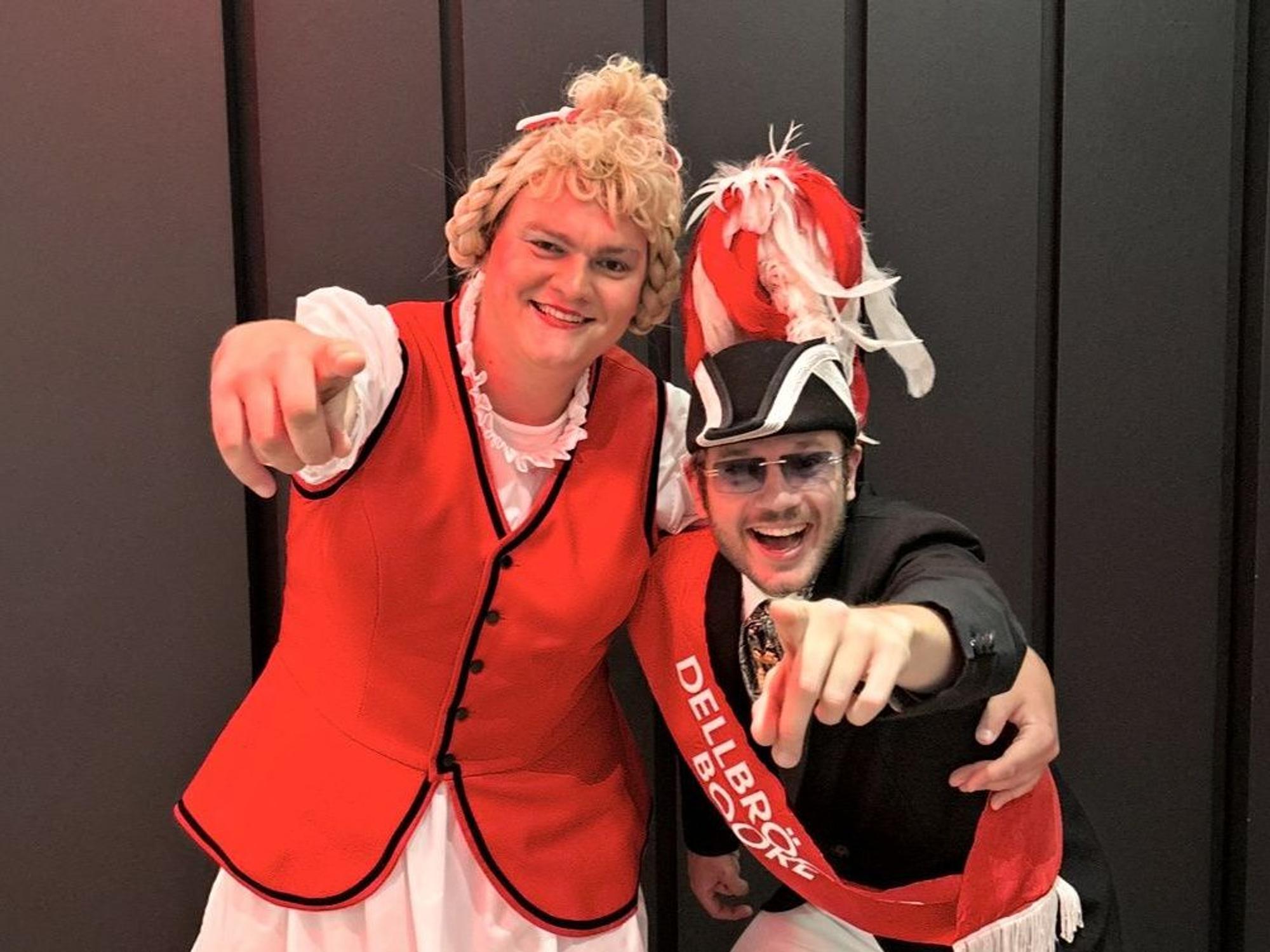 Kjell Jensen zusammen mit Tanzoffizier David Brühl im Kostüm.