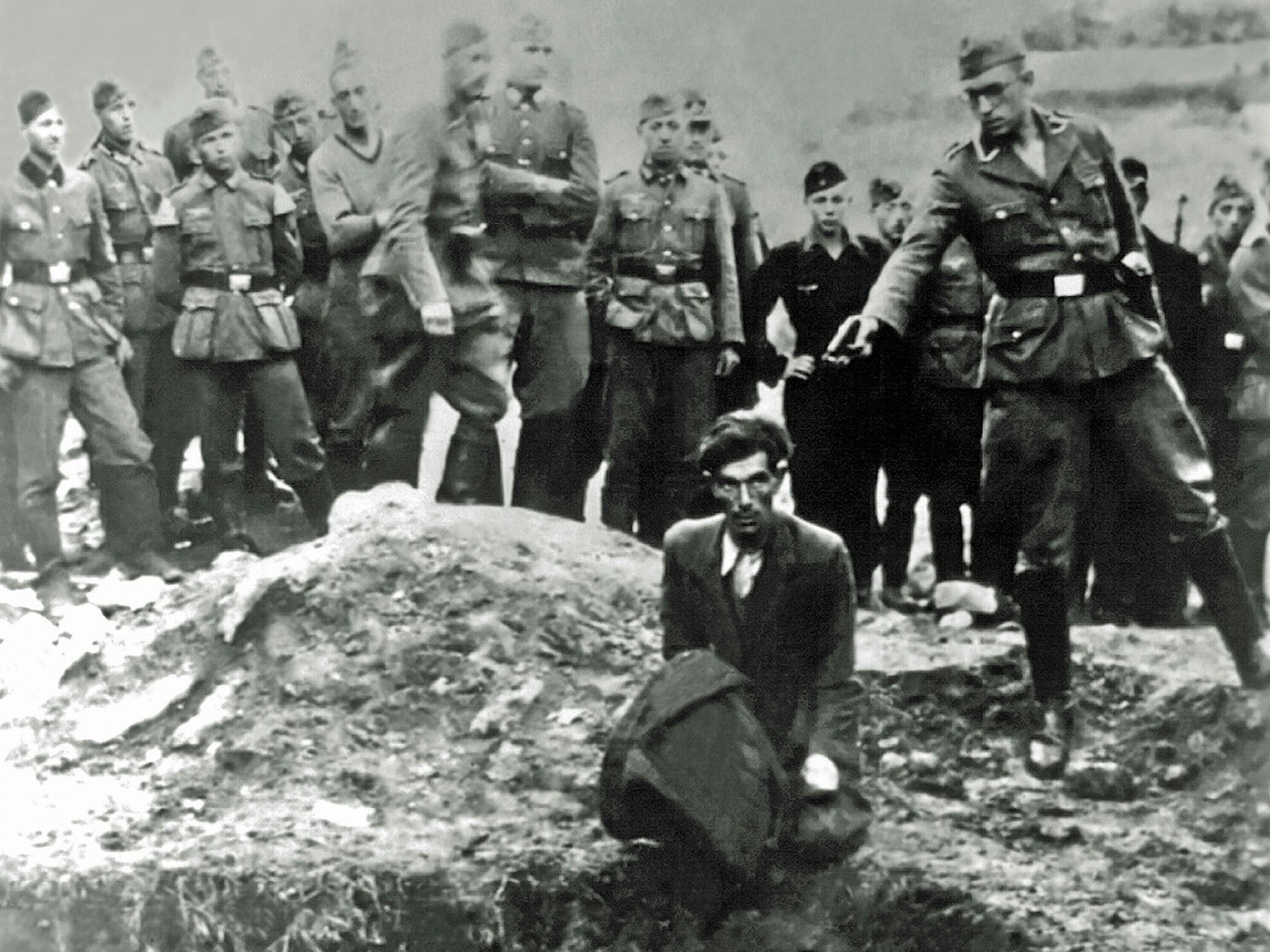 Das gezeigte Foto wurde so beschnitten, dass die Grube mit zahlreichen Leichen nicht zu sehen ist.