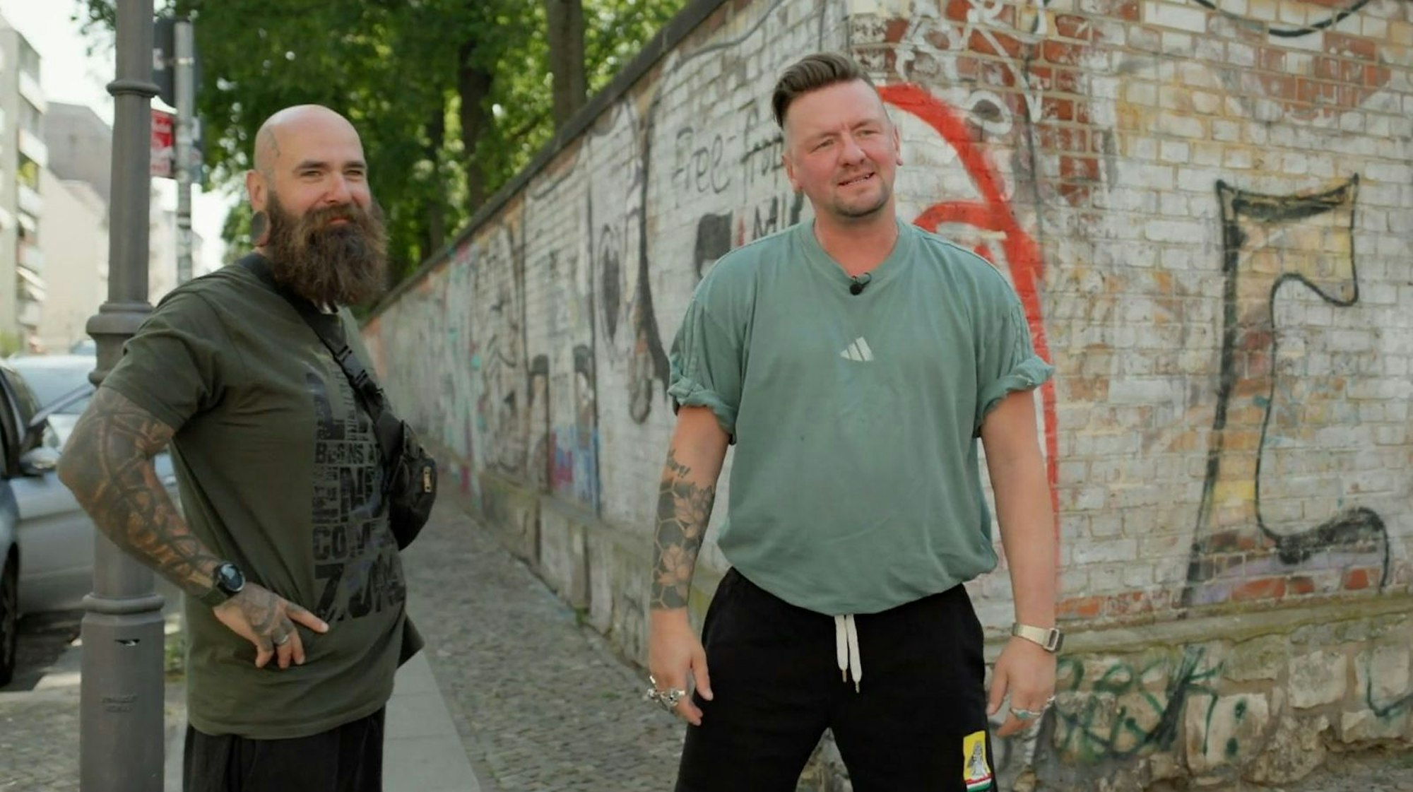 Seine Kindheit verbrachte Zucker (rechts) in Berlin. Der Stadt widmete er sogar einen Song. (Bild: RTL)