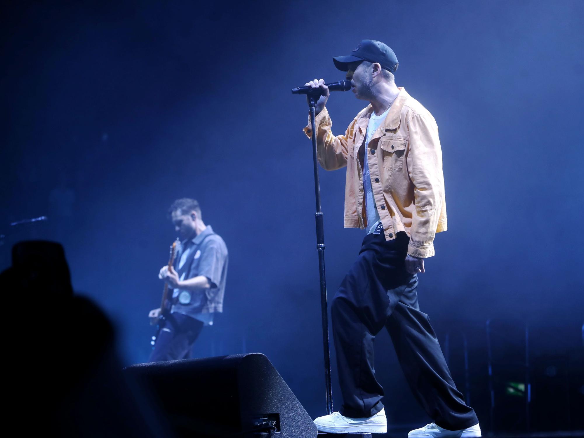 OneRepublic-Frontsänger Ryan Tedder auf der Bühne der Lanxess-Arena.