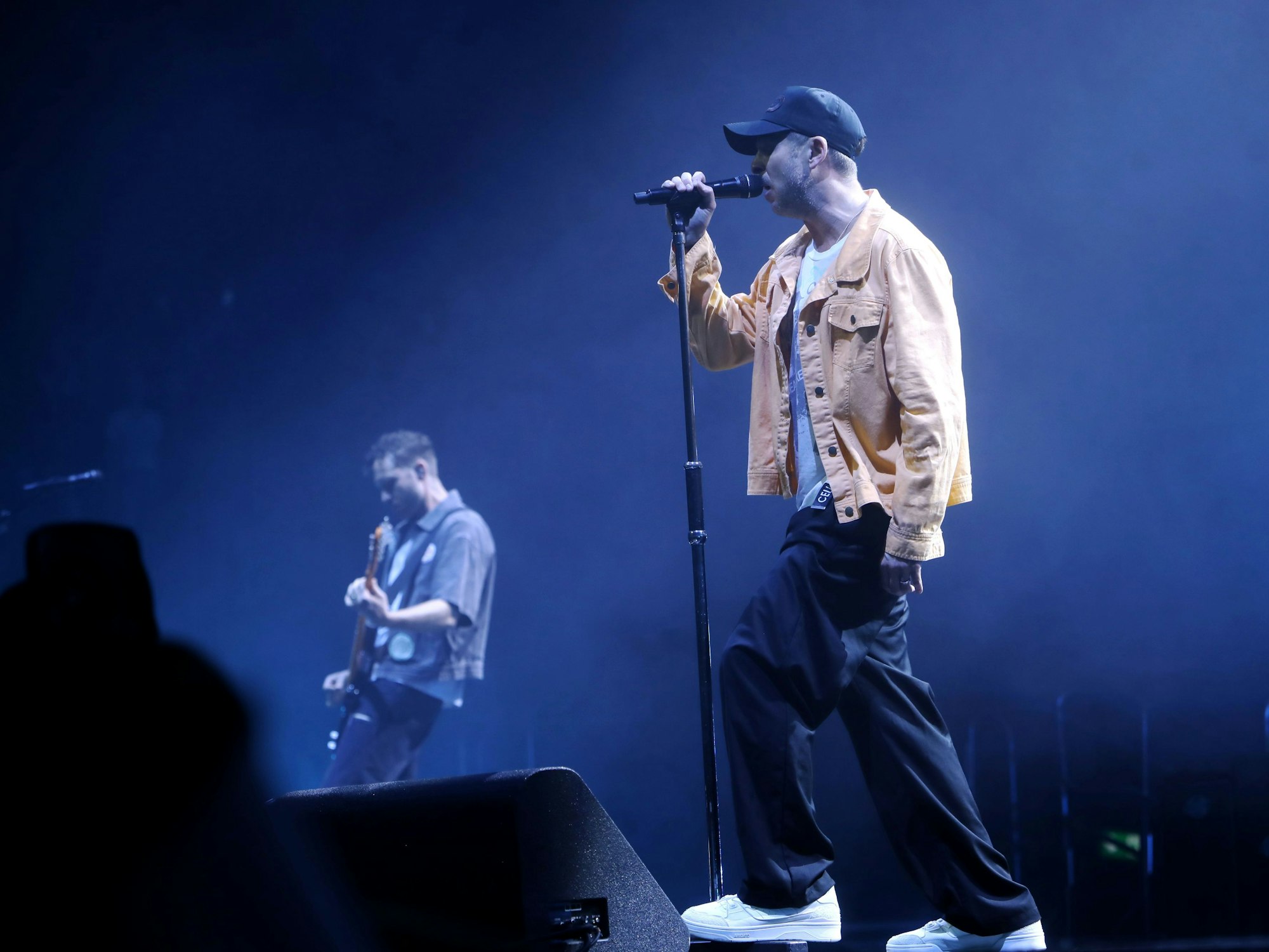 OneRepublic-Frontsänger Ryan Tedder auf der Bühne der Lanxess-Arena.