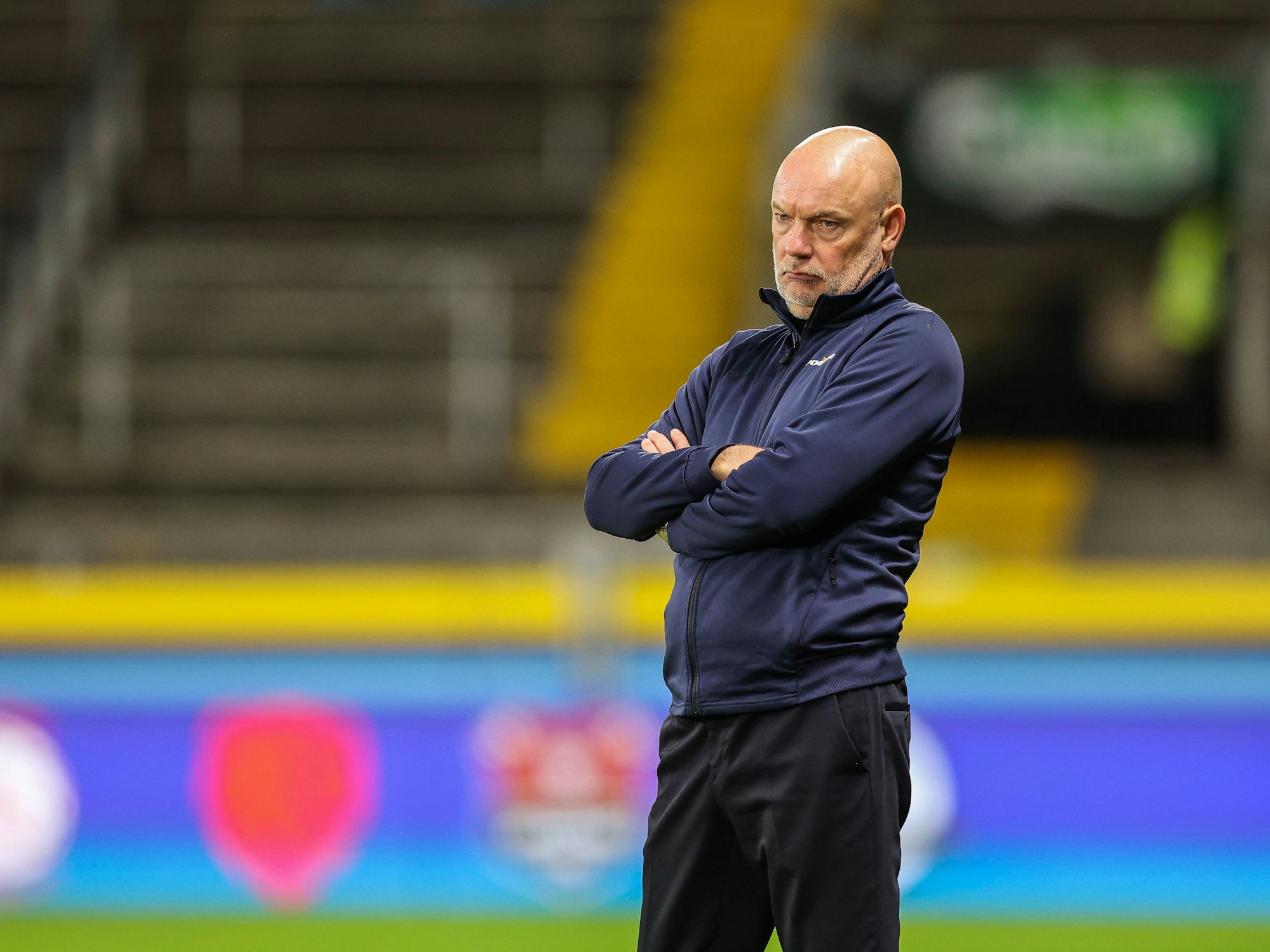 Uwe Rösler steht an der Seitenlinie und verschränkt die Arme.