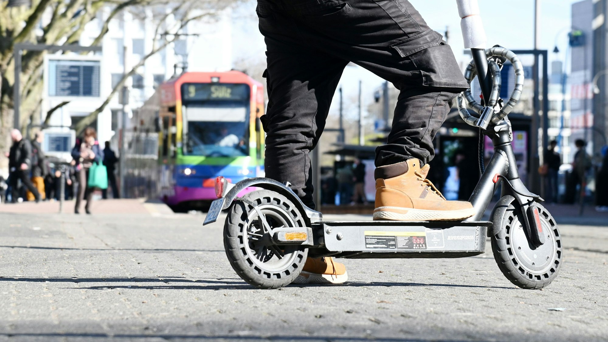 Eine Person steht mit einem E-Scooter am Neumarkt in Köln (Symbolfoto). In Straelen in NRW hat die Polizei eine Frau angehalten – sie war mit ihrem zweijährigen Kind mit dem Roller unterwegs.