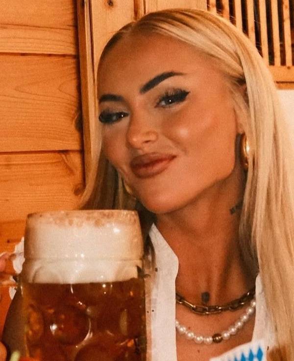 Alisha Lehmann posiert mit Weißbierkrug auf dem Oktoberfest.
