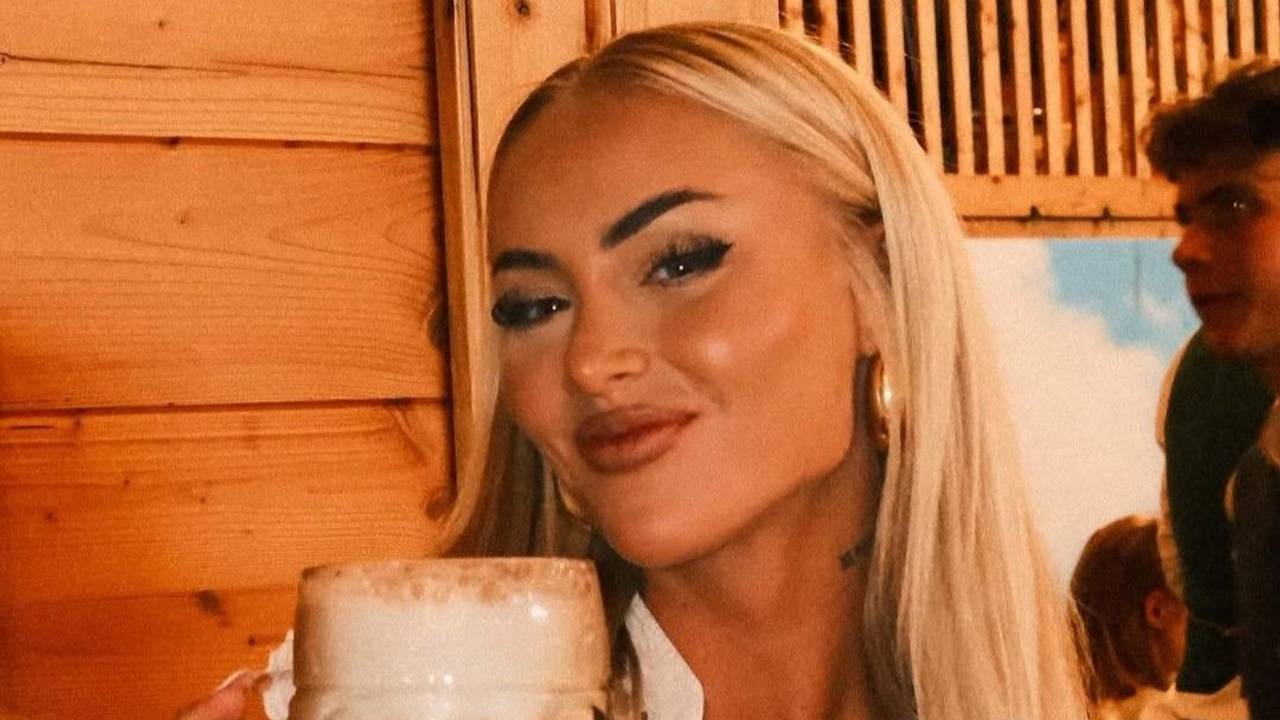 Alisha Lehmann posiert mit Weißbierkrug auf dem Oktoberfest.
