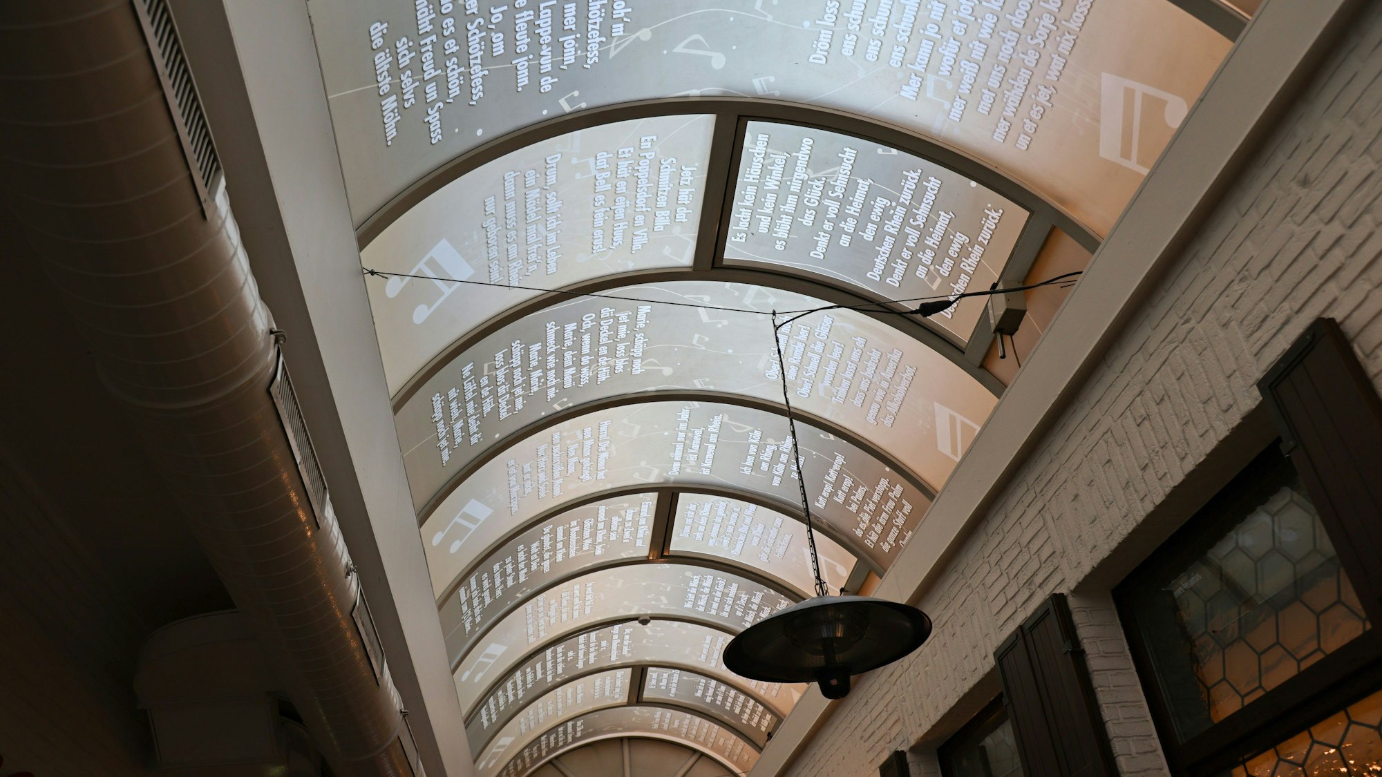 Liedtexte auf der Glaskuppel der Ostermanngasse.