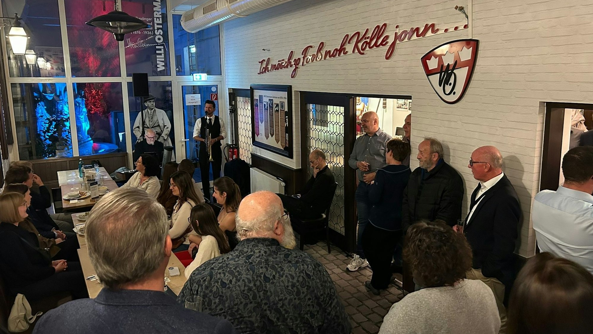 Gäste bewundern die neue Ostermanngasse im Brauhaus Sion.