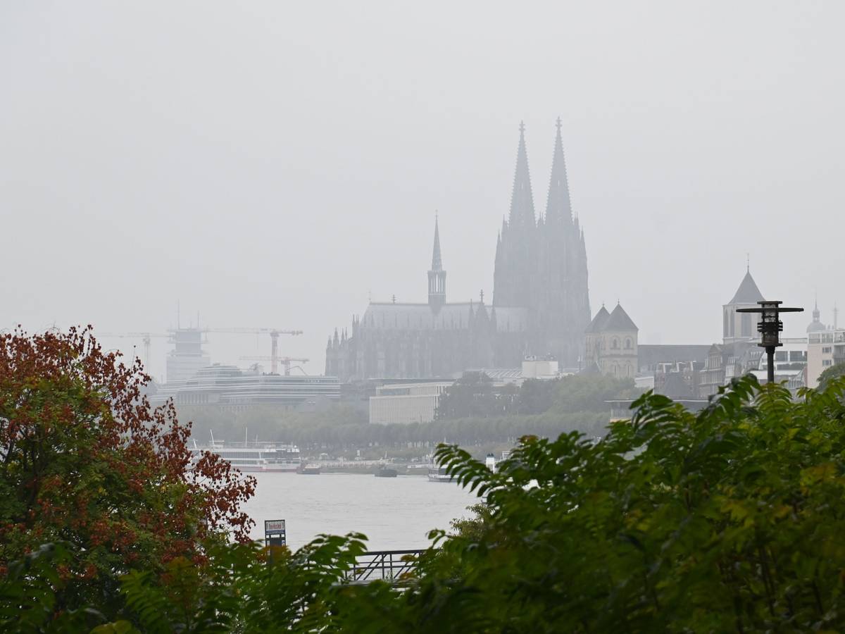 Ein herbstlicher Nebel liegt über der Stadt.