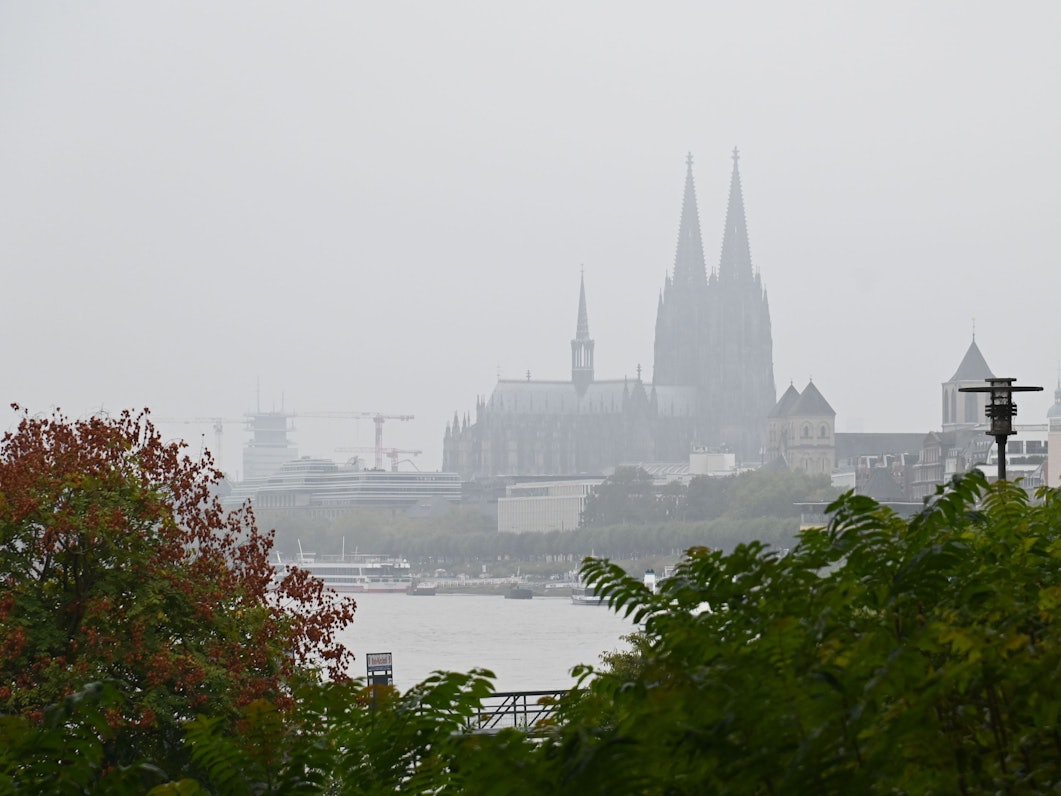 Ein herbstlicher Nebel liegt über der Stadt.
