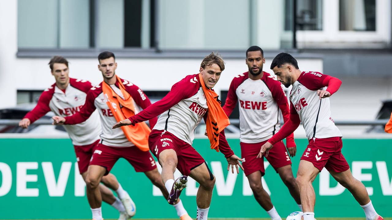 Jusuf Gazibegovic im Zweikampf mit Timo Hübers.