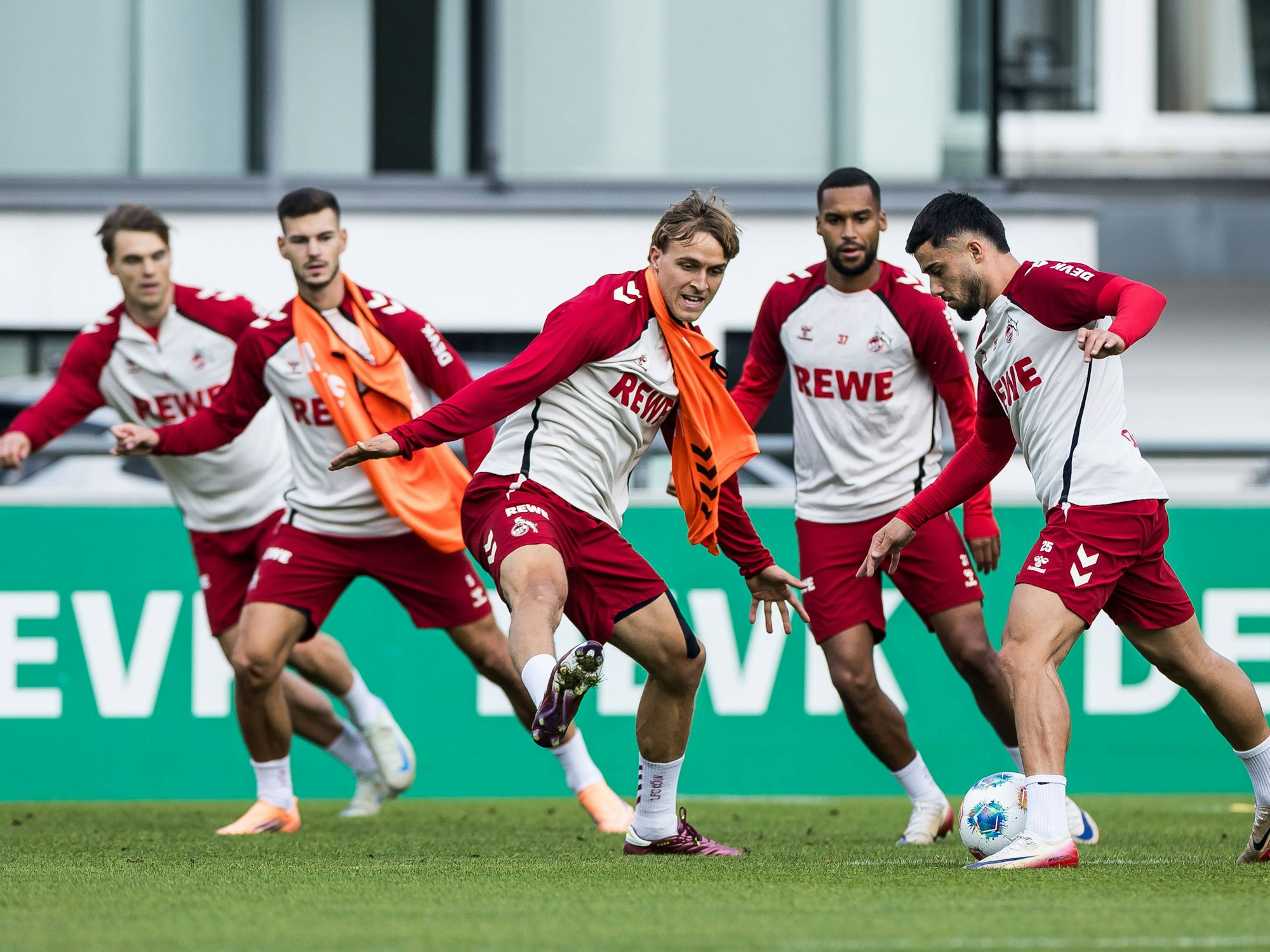 Jusuf Gazibegovic im Zweikampf mit Timo Hübers.