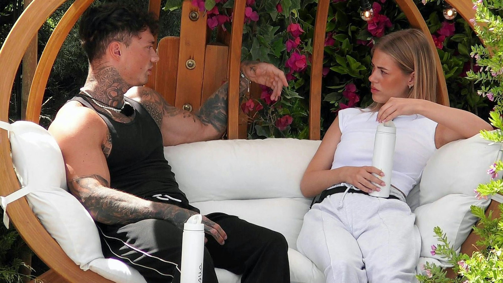Josua sucht das Krisengespräch mit Lisa. (Bild: RTLZWEI)