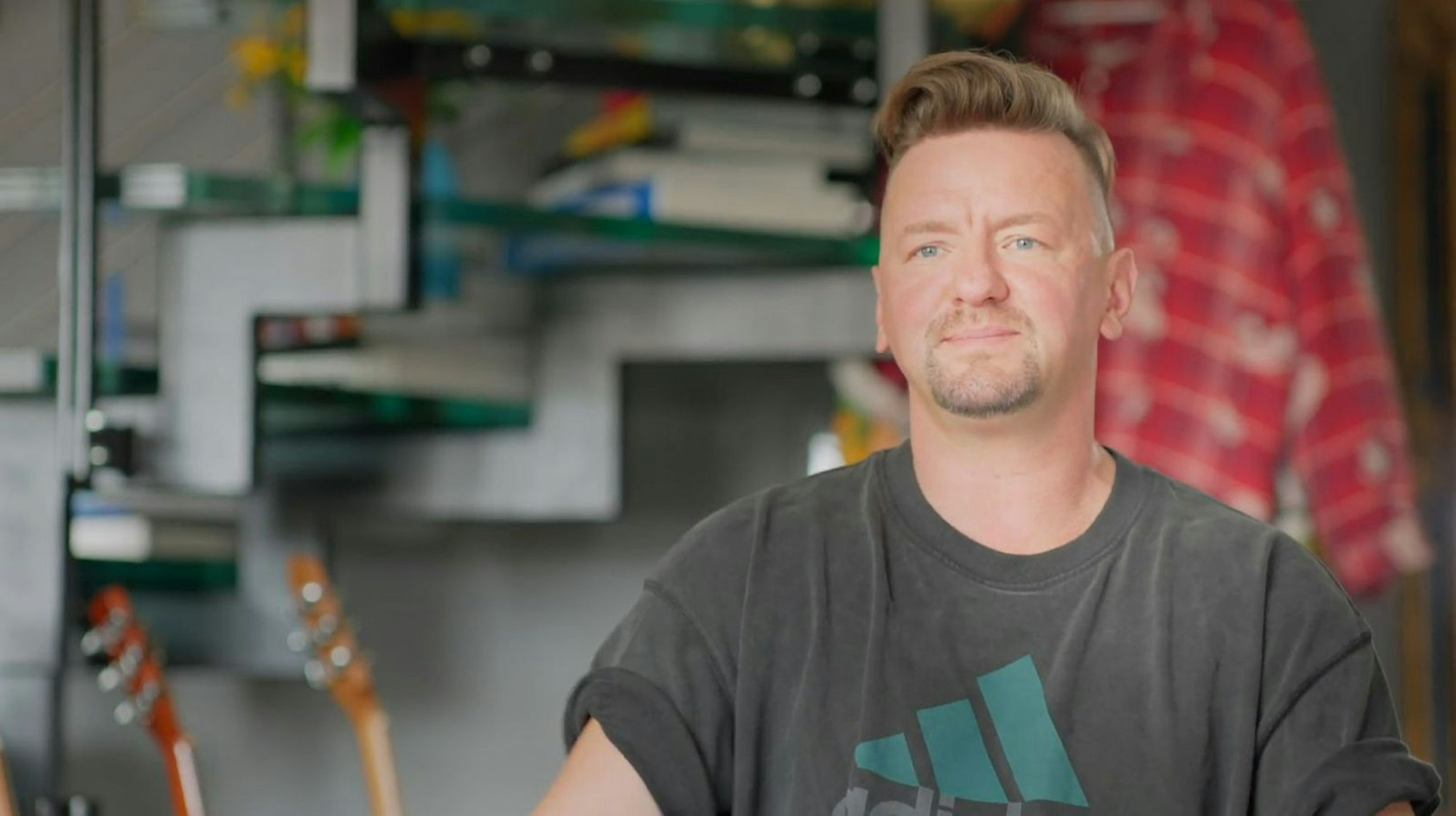 Schlagerstar Ben Zucker gibt in „Absolut Ben Zucker“ private Einblicke in sein Leben zwischen Erfolg und den Kampf gegen seine Alkoholsucht. (Bild: RTL)