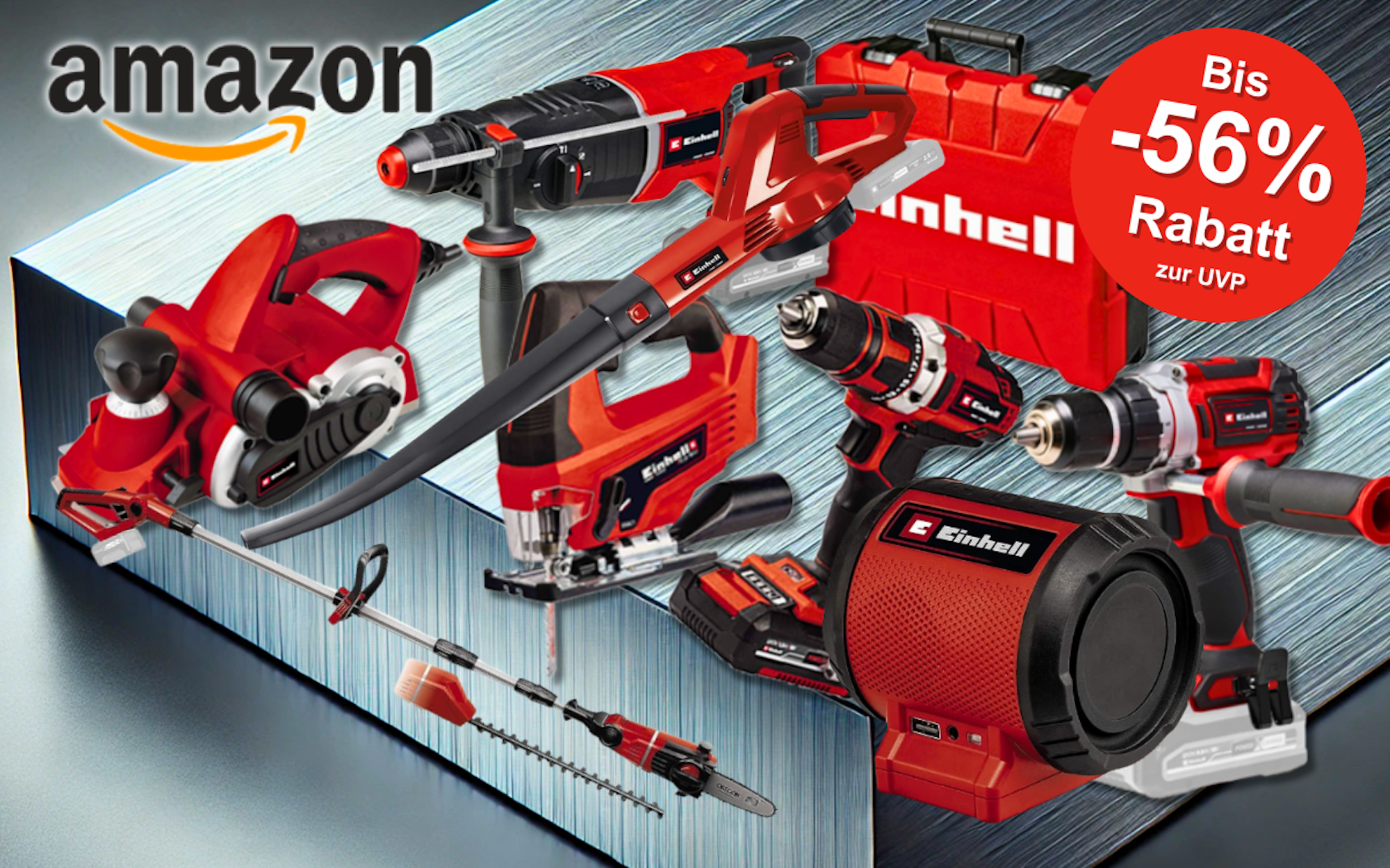 Einhell Werkzeug wie Akku-Schlagbohrer, Schleifmaschine, Bohraufsätze, Werkzeugkoffer, Hobelmaschine, Kreissäge, Säbelsäge und Stichsäge mit silbern schimmerndem Metallhintergrund.