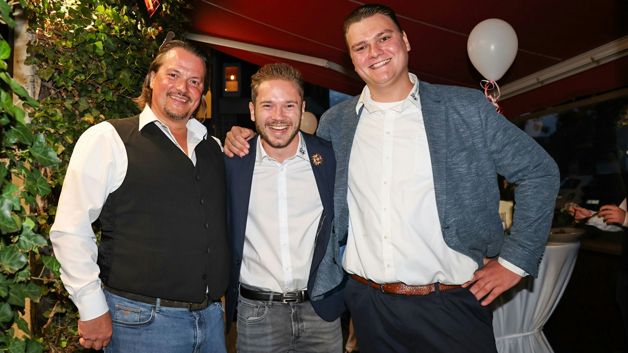 Stefan Friedrich, Tanzoffizier David Brühl und die neue Marie Kjell Jensen umarmen sich.