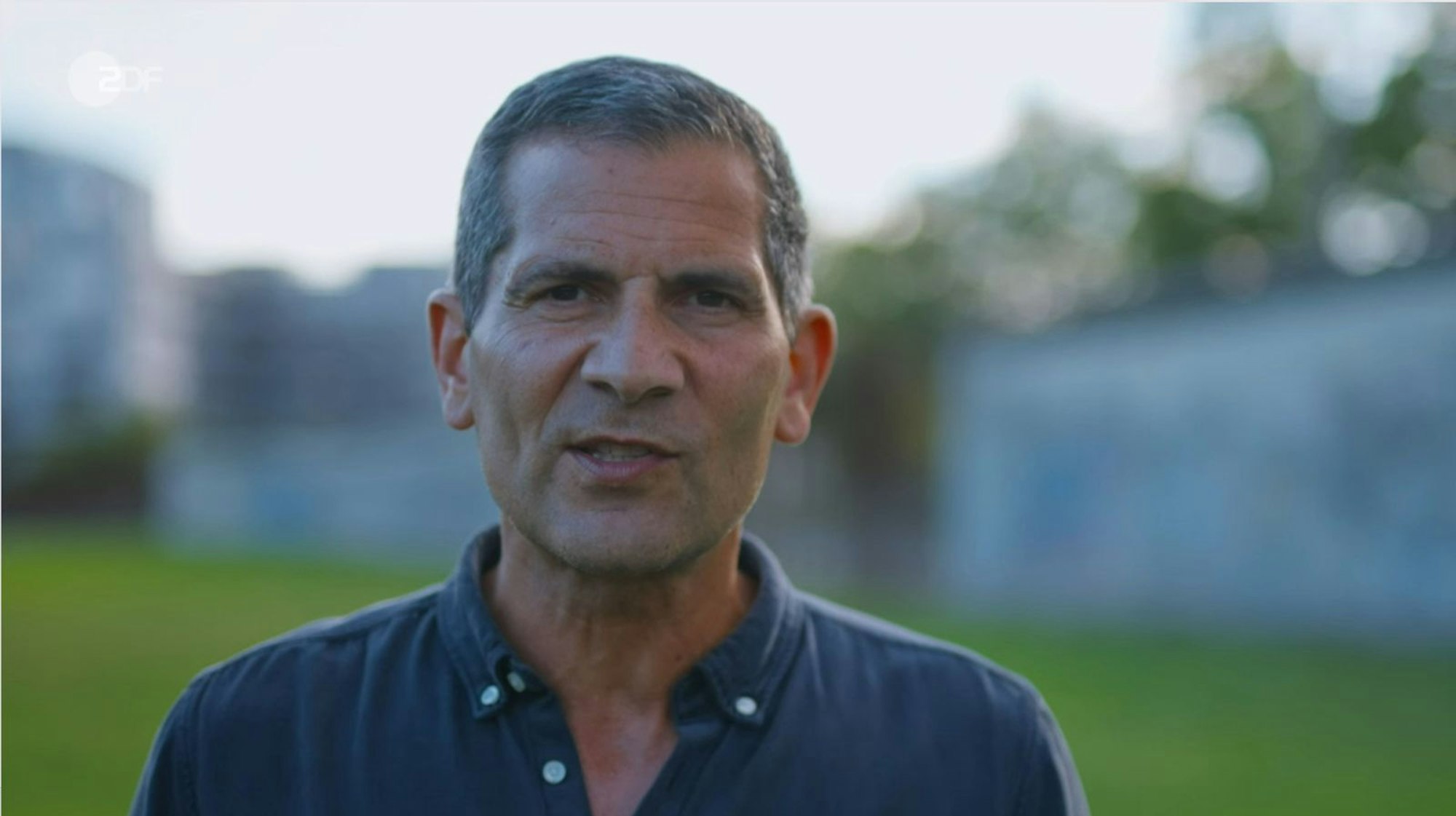 „Ist unsere Meinungsfreiheit in Gefahr?“ Das ist die Leitfrage der neuen „Am Puls“-Doku mit „Morgenmagazin“-Moderator Mitri Sirin. (Bild: ZDF)