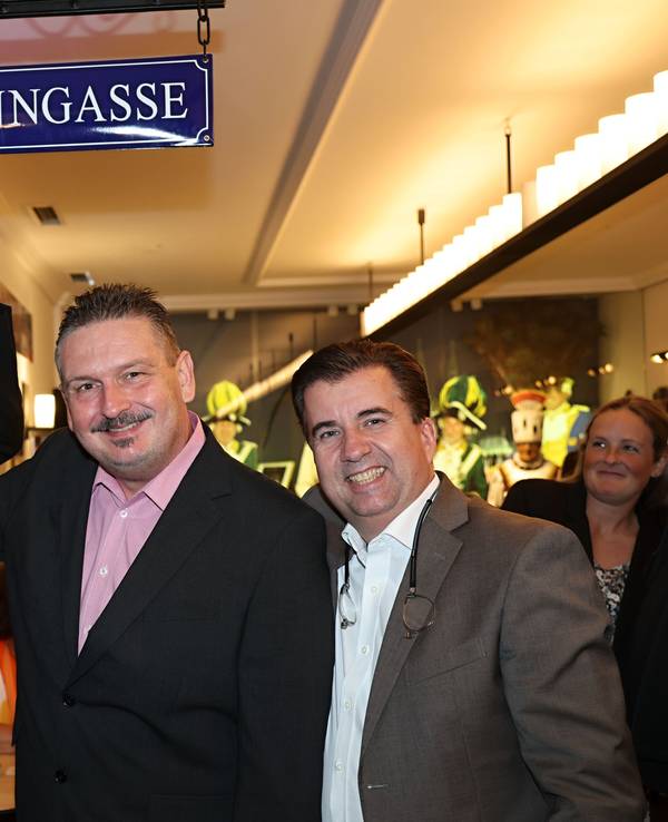 Marcus Schiffer, Jürgen Didschun, Björn Merklinghaus und Klaus Boddin zeigen auf das Schild zur Ostermanngasse.