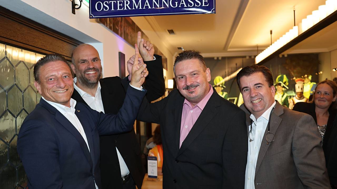 Marcus Schiffer, Jürgen Didschun, Björn Merklinghaus und Klaus Boddin zeigen auf das Schild zur Ostermanngasse.