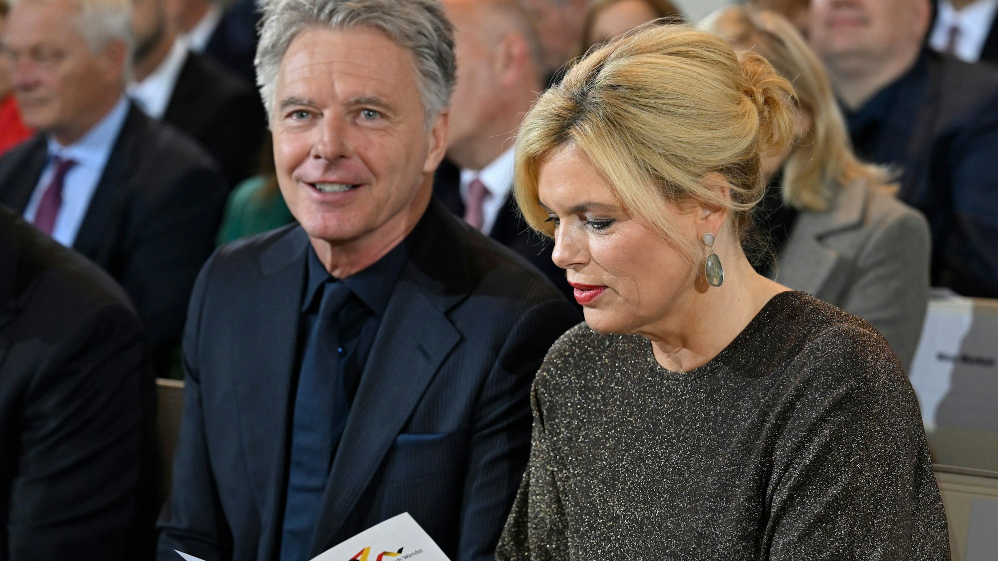 Bundestagspräsidentin Julia Klöckner (CDU) und ihr Lebensgefährte, der Fernsehmoderator Jörg Pilawa, nehmen im Rahmen der zentralen Feierlichkeiten zum Tag der Deutschen Einheit an einem Gottesdienst in der Ludwigskirche teil.