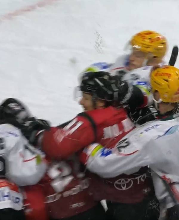 Rudelbildung beim Spiel der Kölner Haie gegen Bremerhaven.