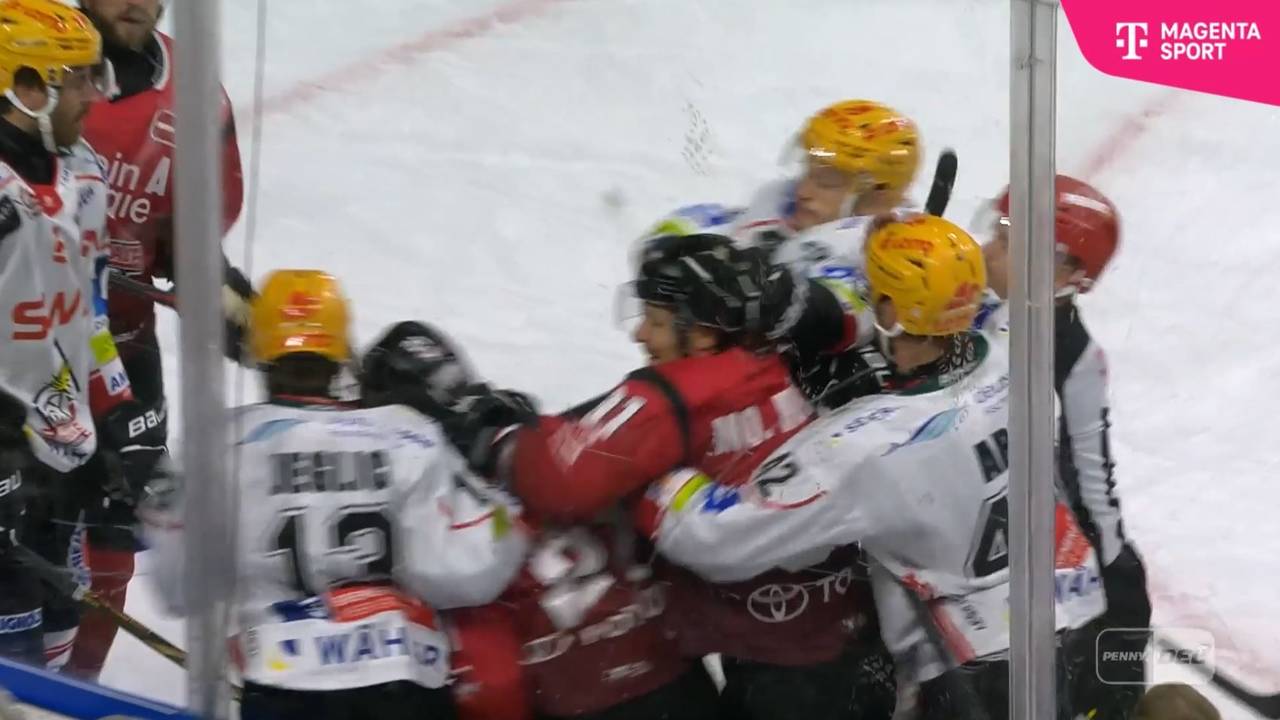 Rudelbildung beim Spiel der Kölner Haie gegen Bremerhaven.