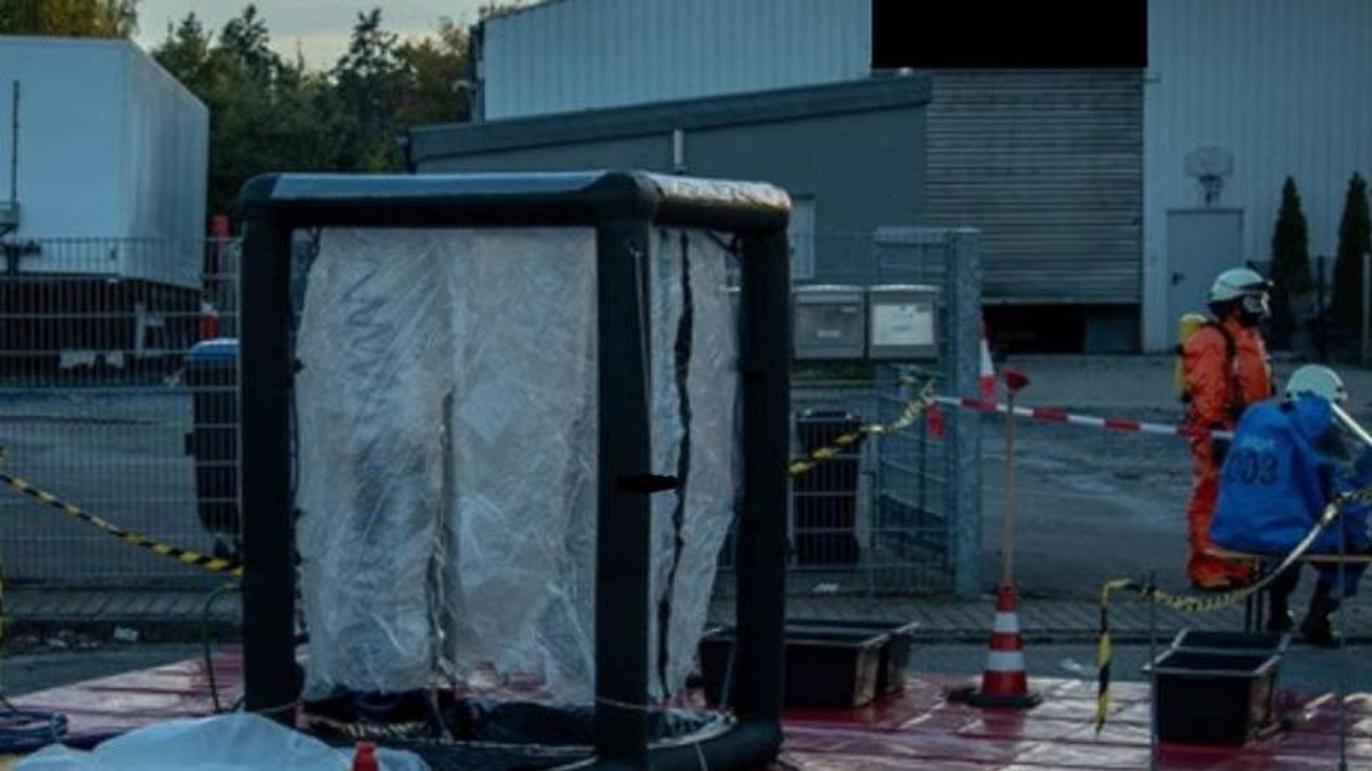 Eine Spezialschleuse der Feuerwehr, die bei Chemieunfällen zum Einsatz kommt.