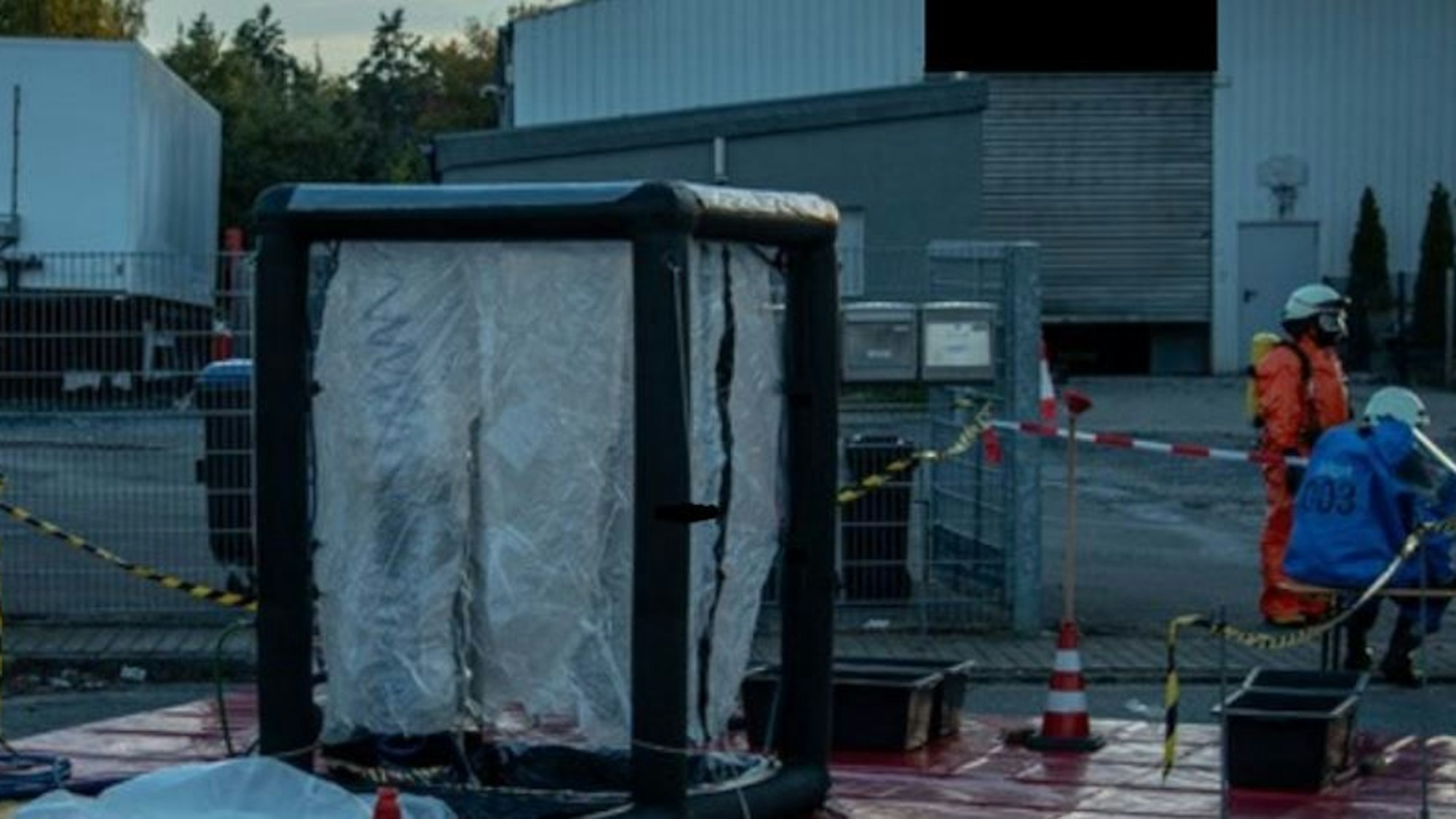 Eine Spezialschleuse der Feuerwehr, die bei Chemieunfällen zum Einsatz kommt.