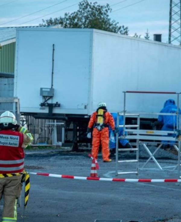 In Alsdorf bei Aachen hat die Polizei Kanister mit Chemieabfällen entdeckt.