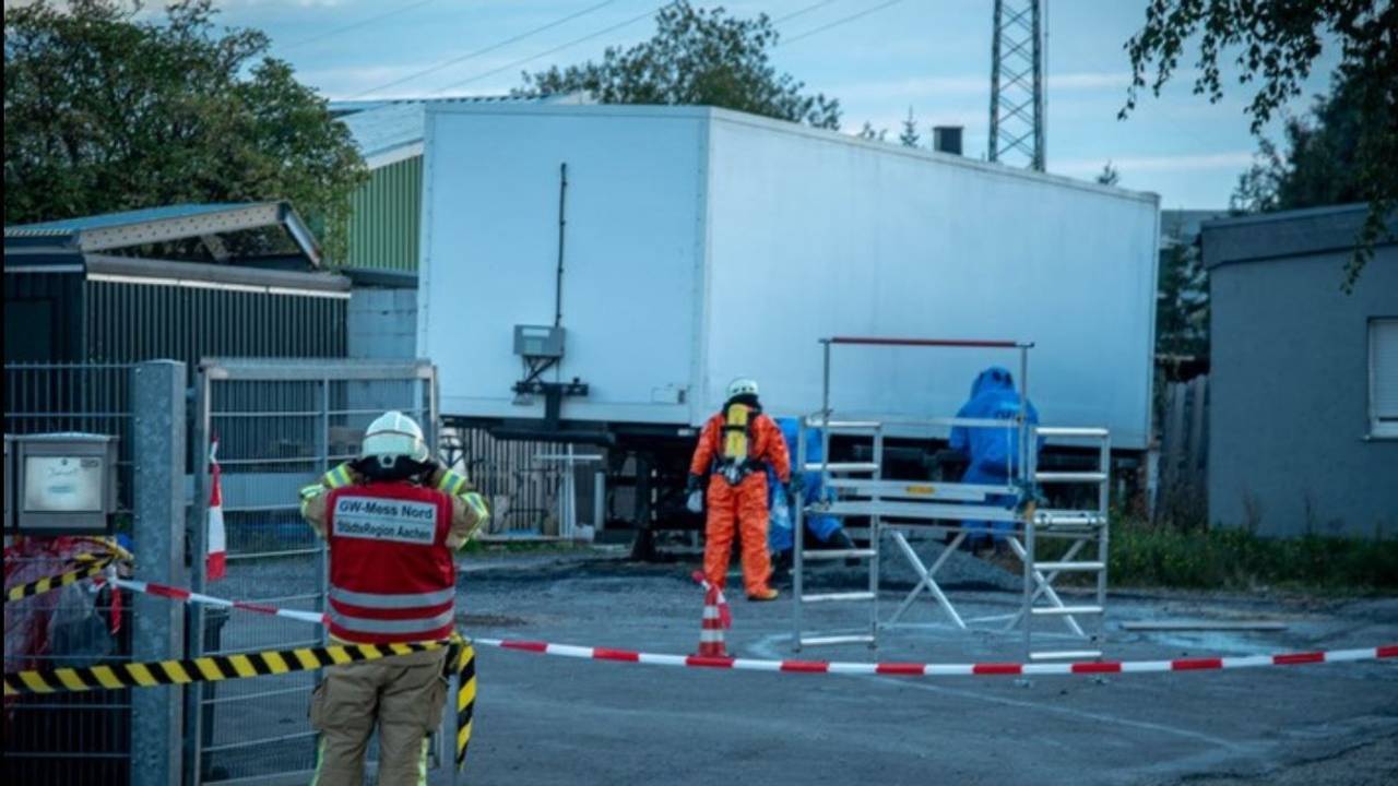 In Alsdorf bei Aachen hat die Polizei Kanister mit Chemieabfällen entdeckt.
