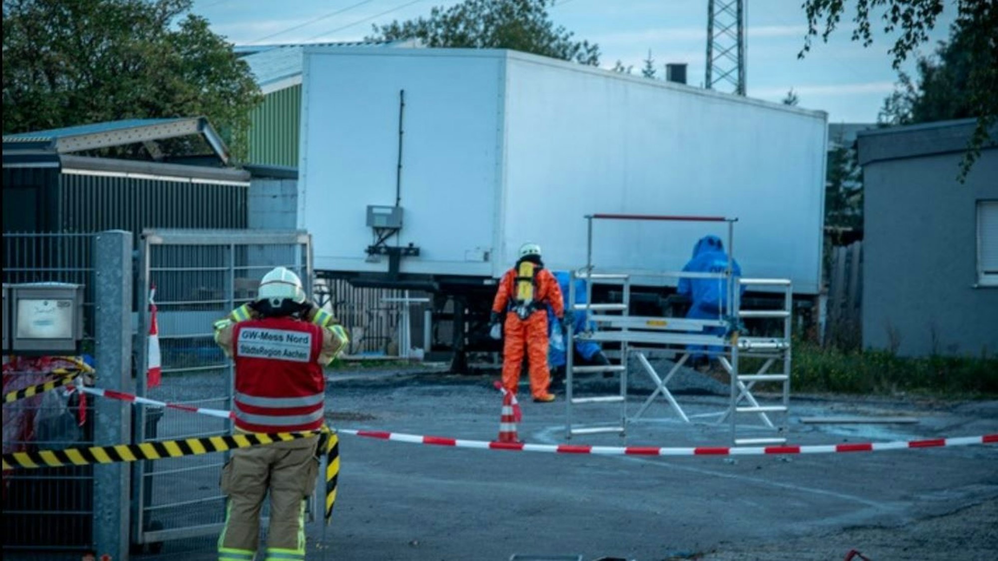 In Alsdorf bei Aachen hat die Polizei Kanister mit Chemieabfällen entdeckt.