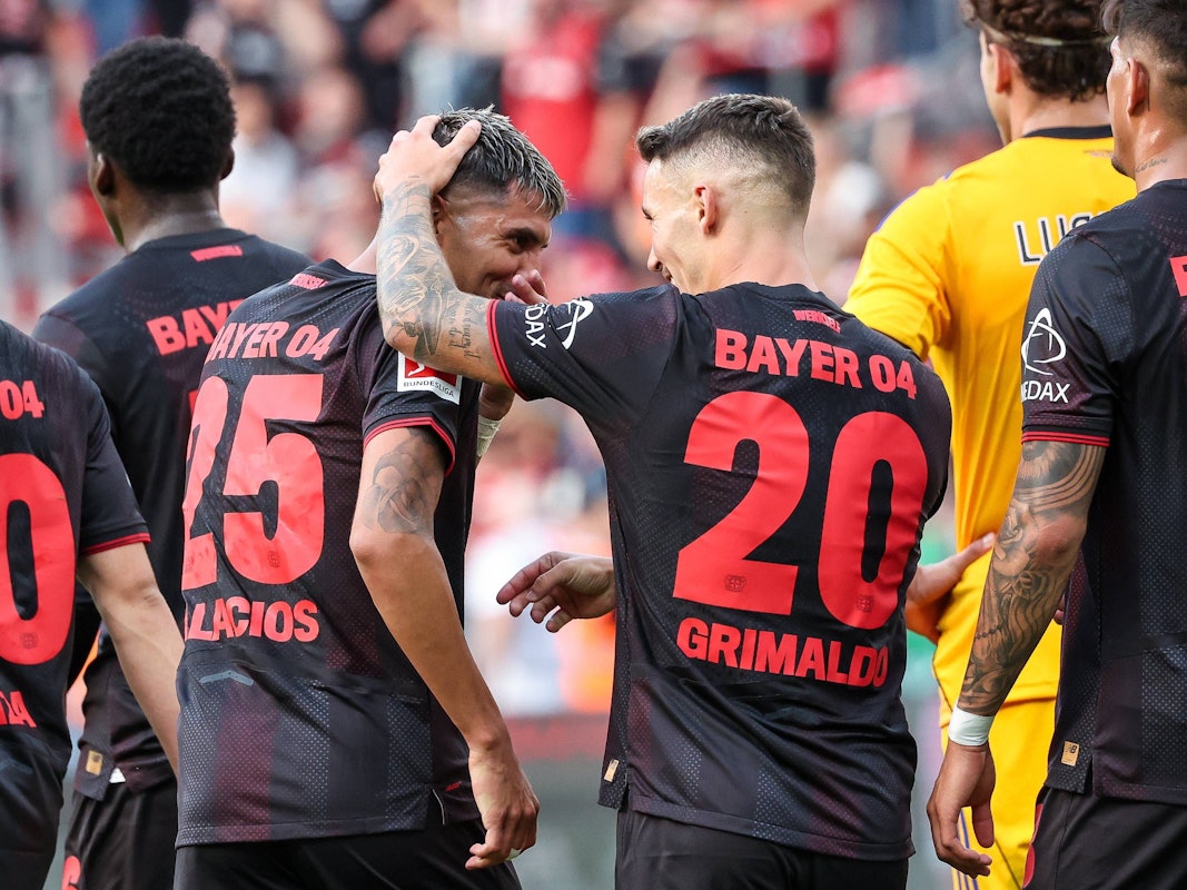 Exequiel Palacios und Alejandro Grimaldo freuen sich gemeinsam über ein Tor.