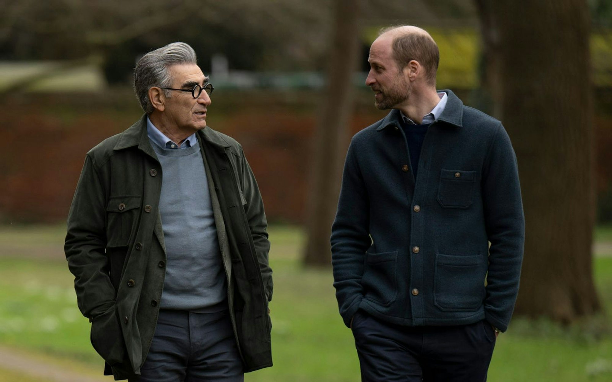Beim gemeinsamen Spaziergang schildert Prinz William (rechts) seinem Begleiter Eugene Levy, wie er sich die Zukunft der britischen Monarchie vorstellt. (Bild: Apple)