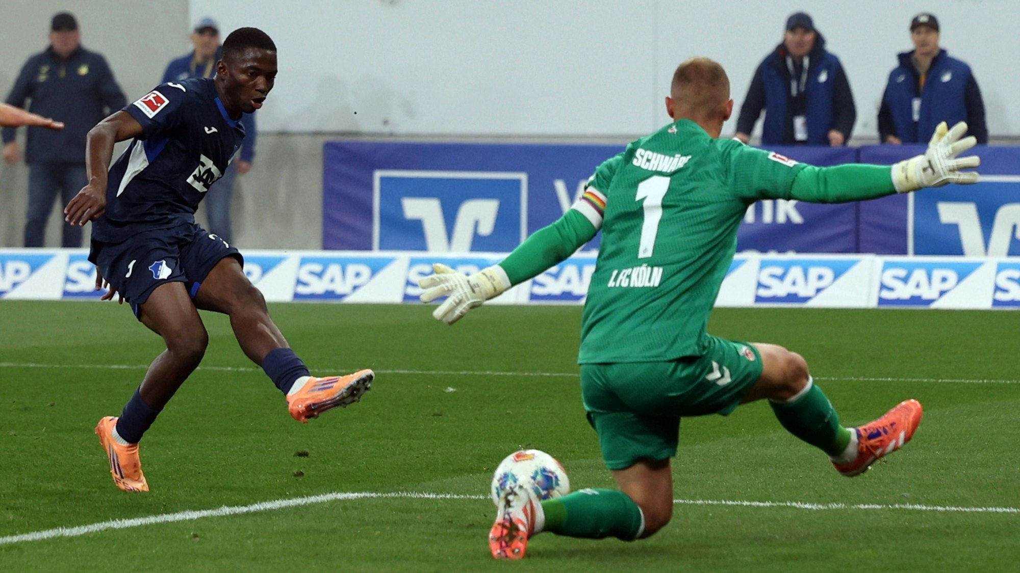 Marvin Schwäbe pariert einen Schuss von Hoffenheims Touré.