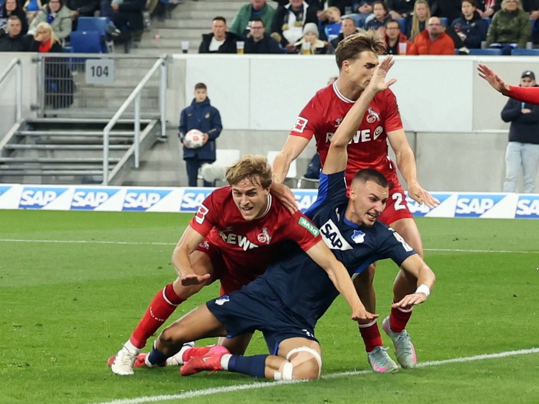 Tim Lemperle im Zweikampf mit Timo Hübers und Joel Schmied.