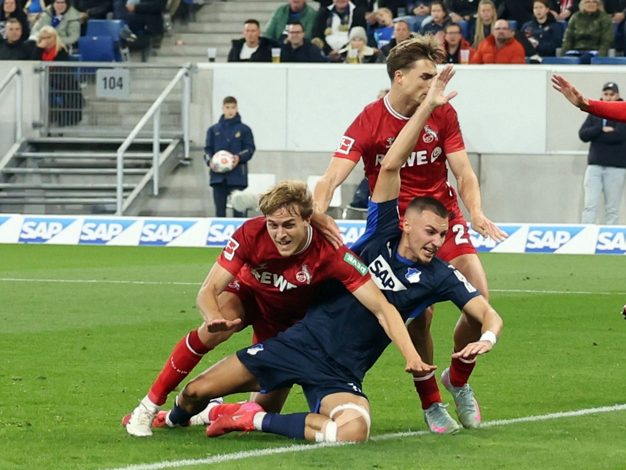 Tim Lemperle im Duell mit Joel Schmied und Timo Hübers.