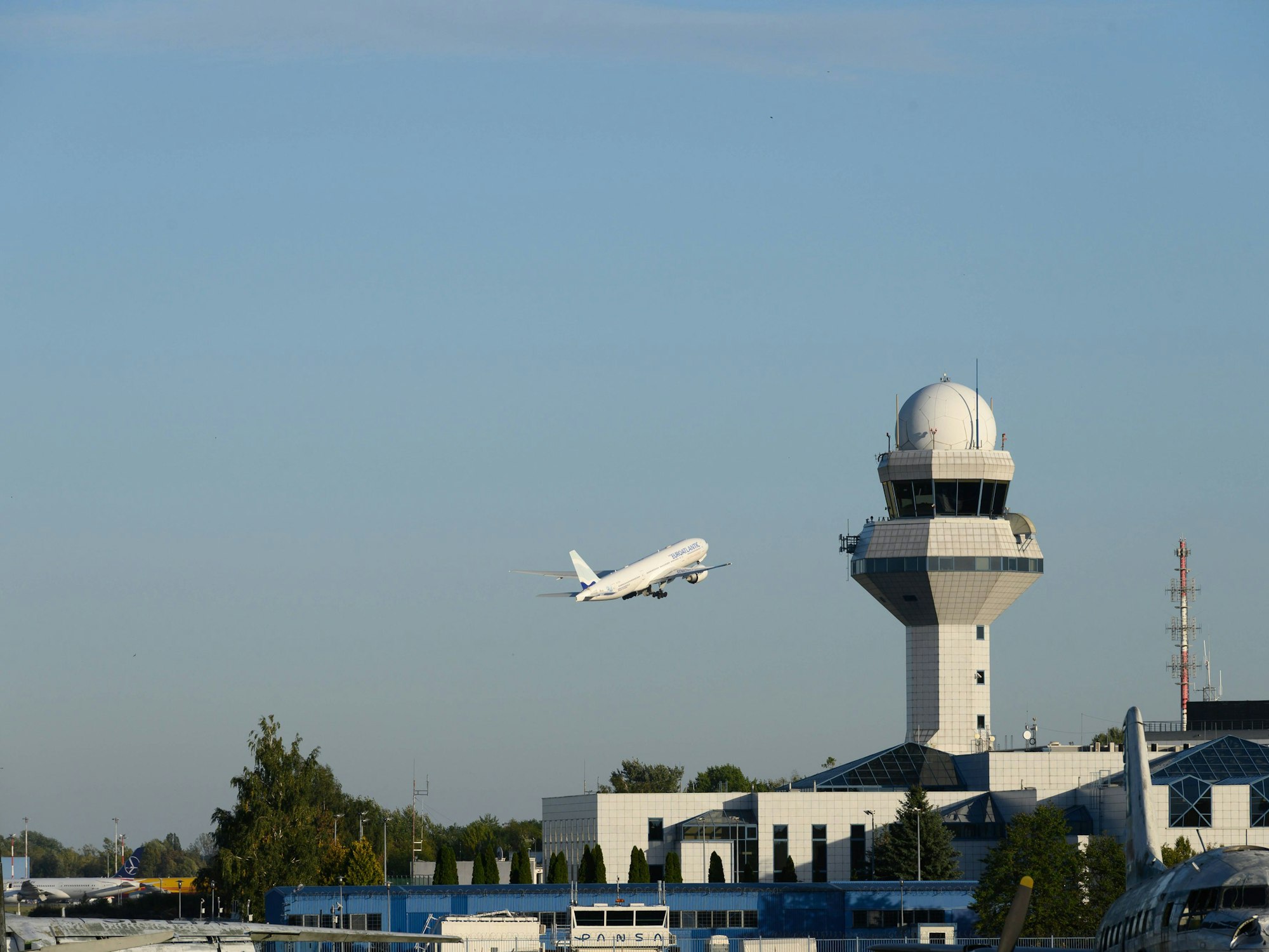 Eine Boeing 777 beim Start am Chopin-Flughafen Warschau.