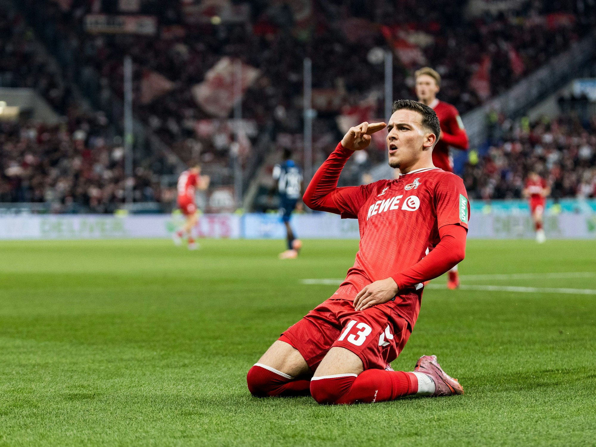 Said El Mala jubelt und rutscht auf den Knien.