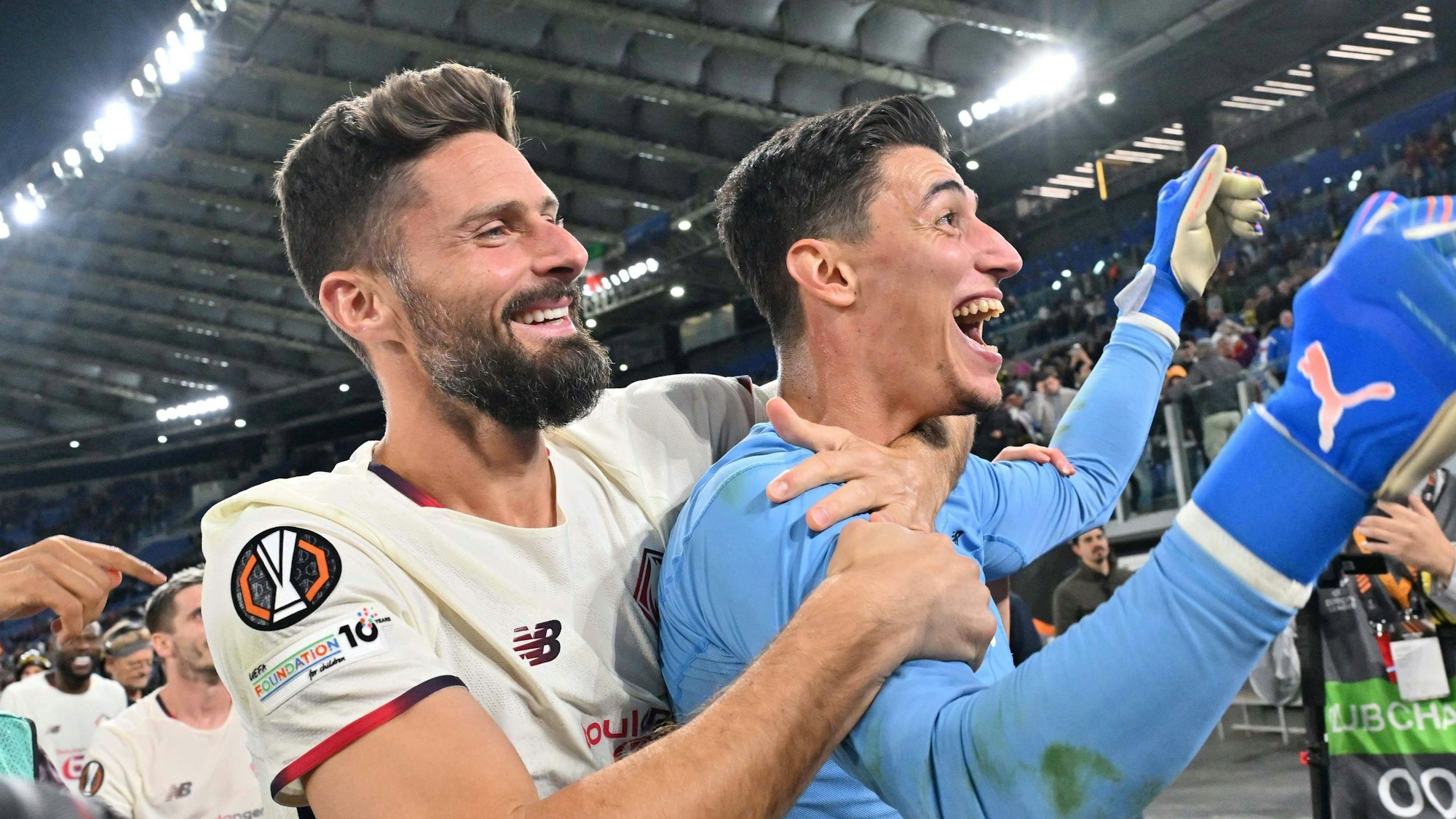 Olivier Giroud und Berke Özer feiern vor der Fankurve.
