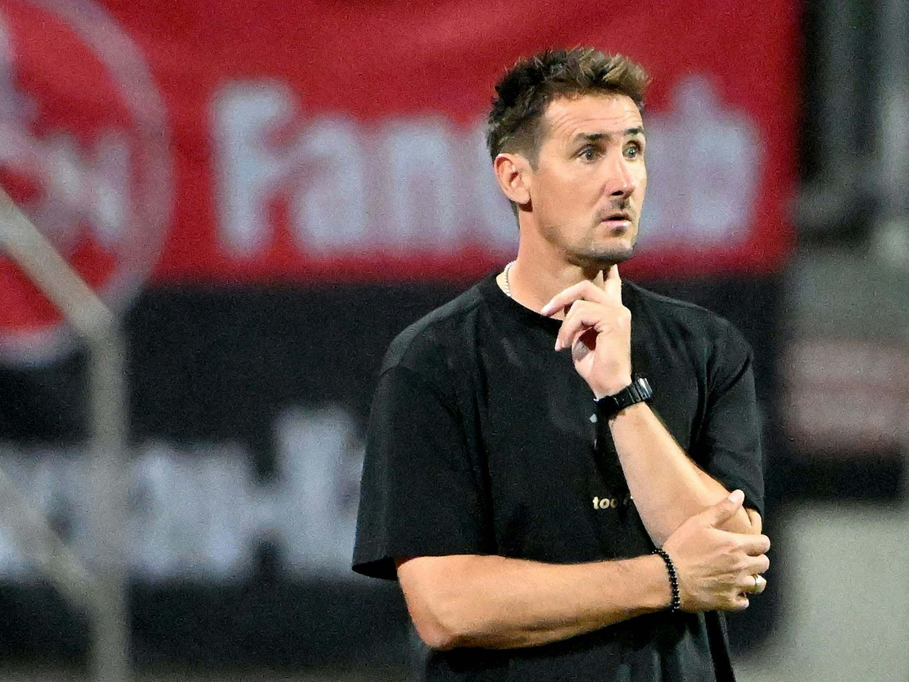 Miroslav Klose steht an der Seitenlinie und beobachtet mit leicht verschrecktem Blick das Geschehen.