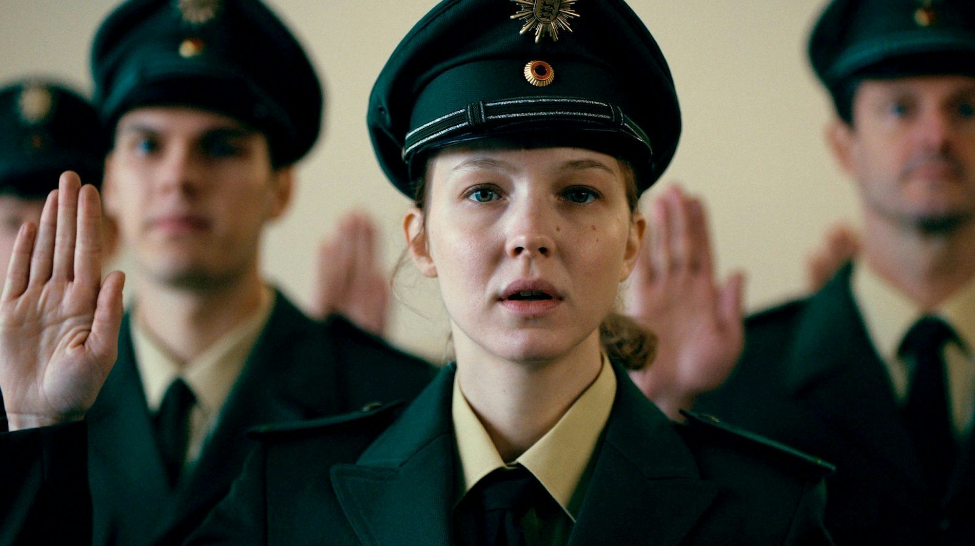 In „Die Nichte des Polizisten“ spielt Magdalena Laubisch eine Polizeianwärterin, die für ihren Beruf brennt. (Bild: SWR/Leonin Studios)