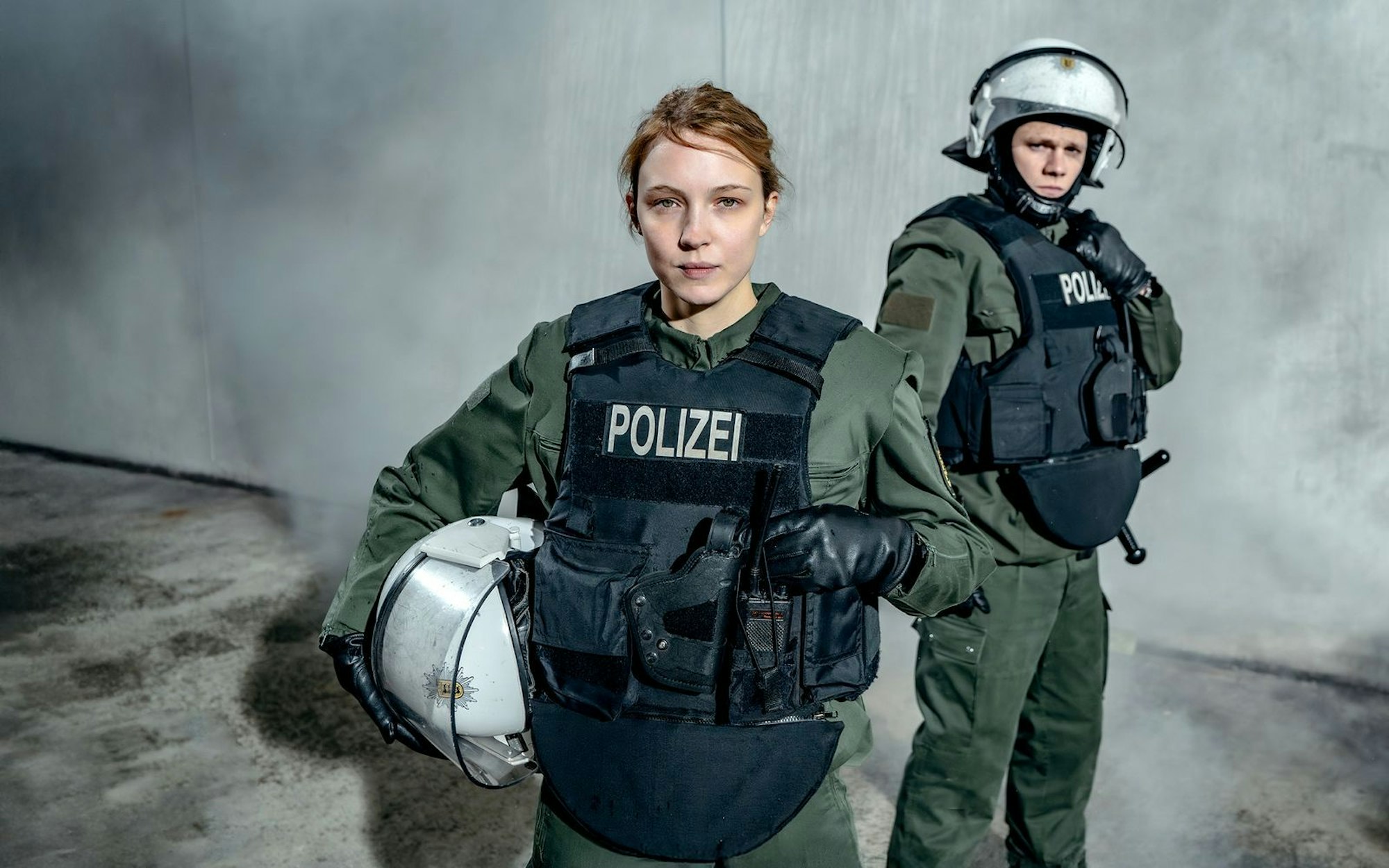 Magdalena Laubisch und Max von der Groeben spielen zwei Nachwchskräfte bei der Polizei. (Bild: SWR/Leonin Studios)