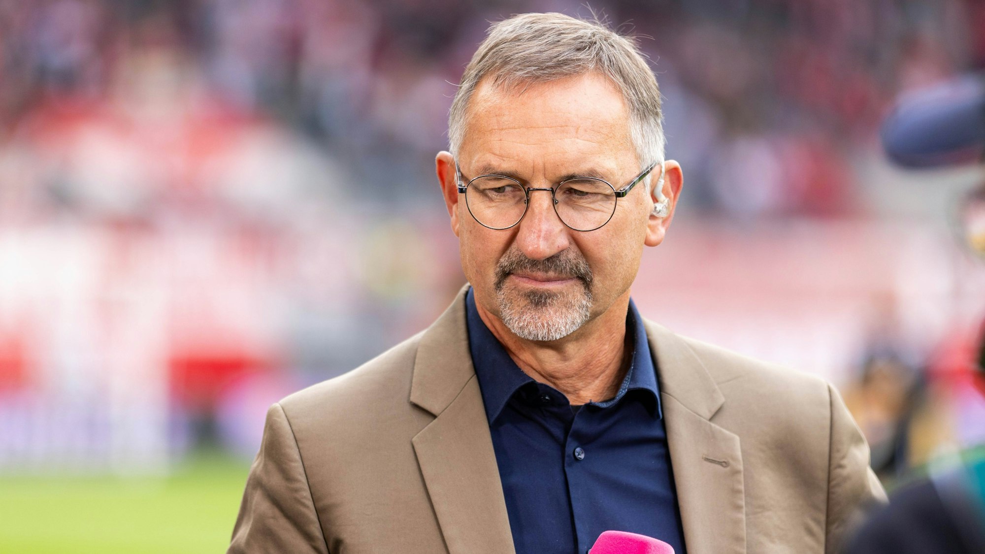 Achim Beierlorzer bei einem Interview mit MagentaSport.