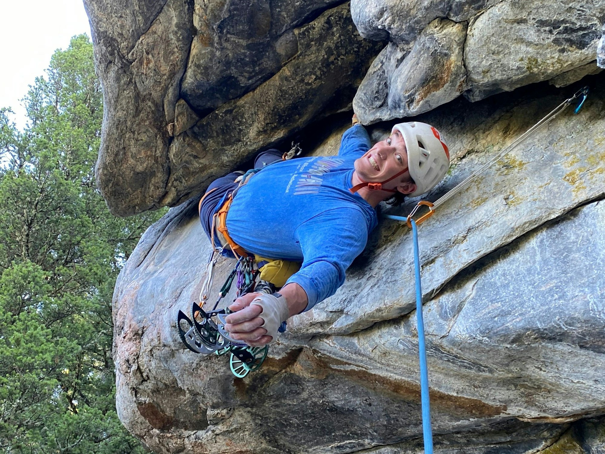 Bergsteiger Balin Miller hängt waagerecht in einer Felswand.