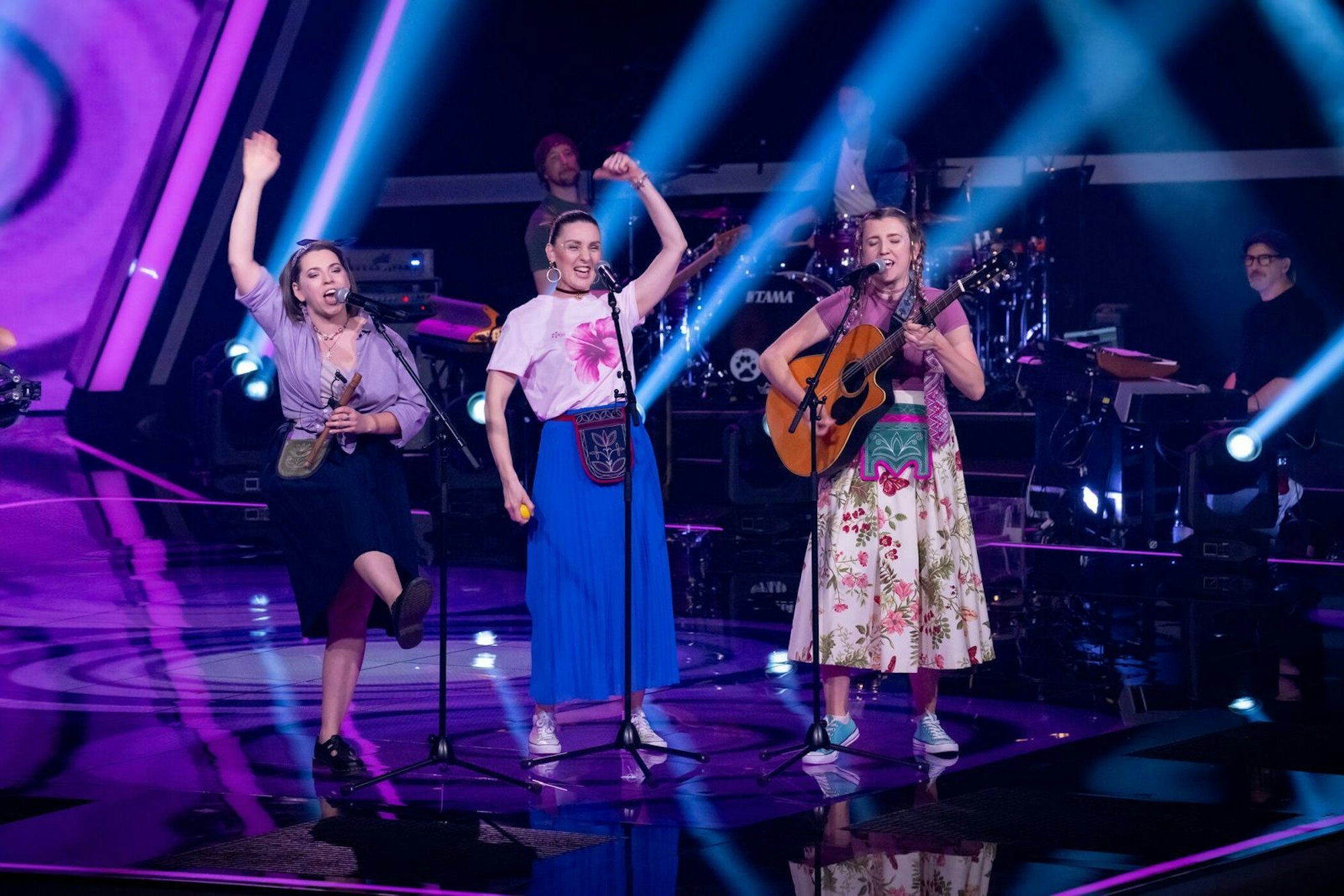 Die ukrainische Band Elba-Trio begeistert alle Coaches, Shirin David denkt sogar über ukrainische Samples nach, sie gehen aber zu Ukraine-Fan Rea. (Bild: Joyn/ Claudius Pflug)