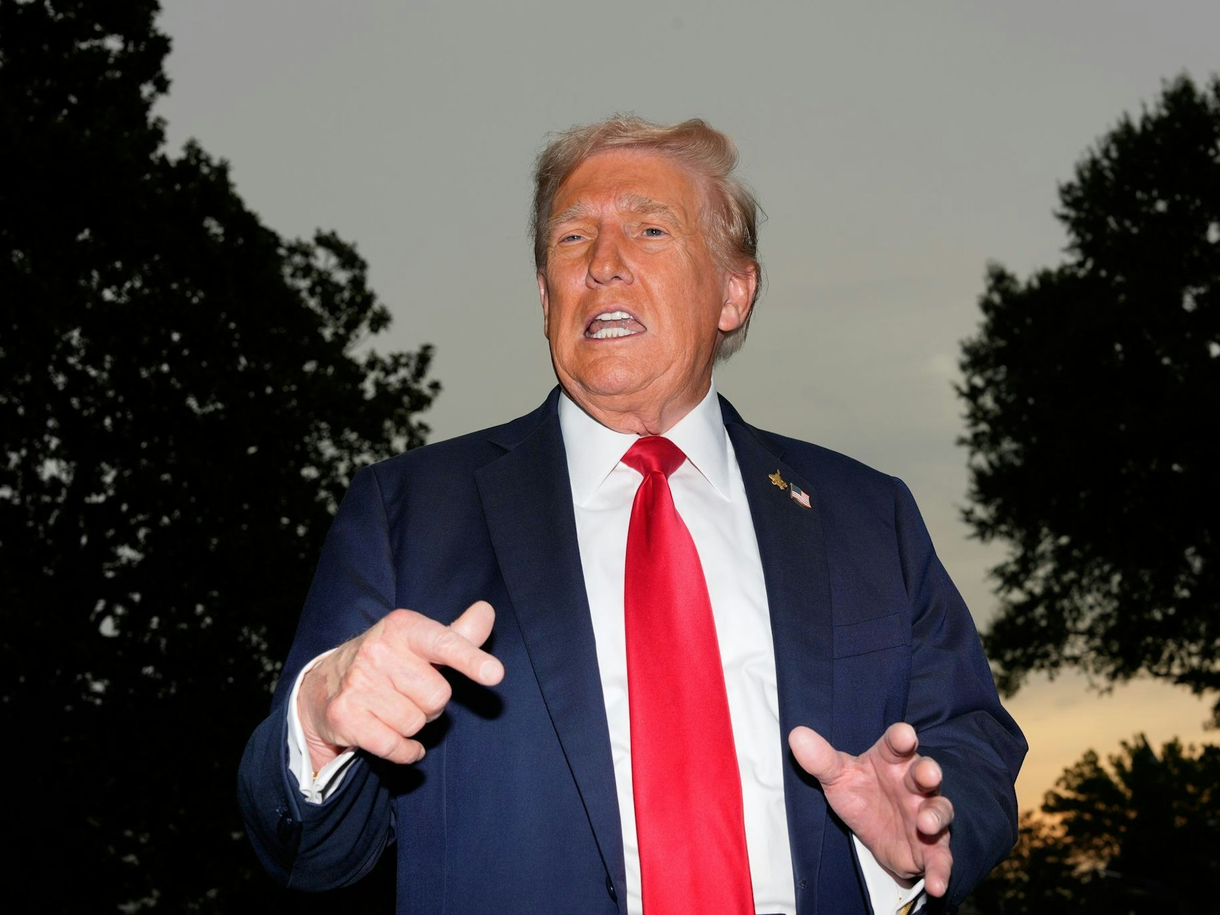 US-Präsident Trump gestikuliert.