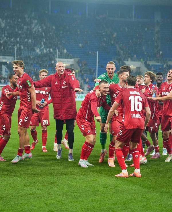 Die FC-Profis feiern nach dem 1:0-Sieg in Hoffenheim vor den mitgereisten Fans.