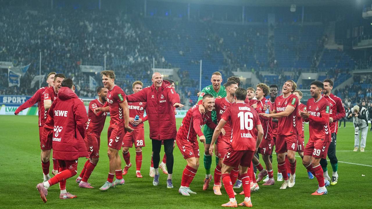 Die FC-Profis feiern nach dem 1:0-Sieg in Hoffenheim vor den mitgereisten Fans.