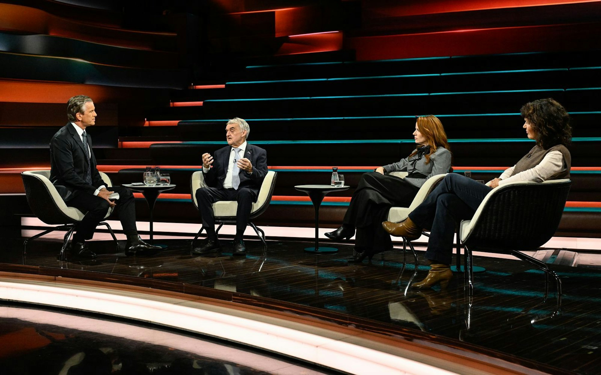 Mit Herbert Reul (Zweiter von links), Florence Gaub (Zweite von rechts) und Ulrike Winkelmann sprach Markus Lanz am Donnerstag über das Thema Clankriminalität. (Bild: ZDF / Markus Hertrich)
